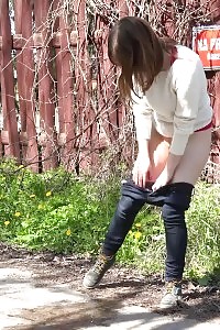 Outdoors Pissing For Brunette Pussycat Who Squats